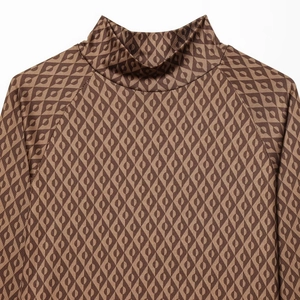 Détail du haut thermique à col montant avec motif géométrique et manches raglan