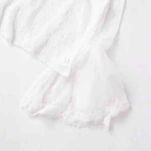 Elegante camicetta in pizzo bianco con maniche a campana e ricami floreali raffinati