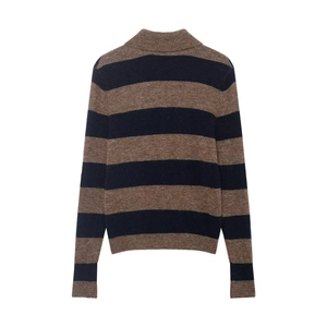 Détail du pull en maille rayé marron et bleu marine avec poignets et ourlet côtelés