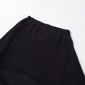 Gonna in maglia metallizzata nera con vista dettagliata della fascia elastica