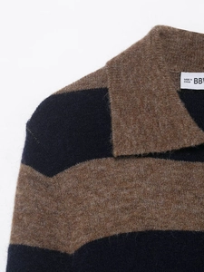 Détail du tricot rayé en peluche et du col polo de ce cardigan d'hiver chaud