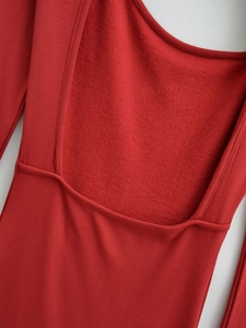 Detaillierte Nahaufnahme des roten Strickkleids mit weichem Fleece-Futter und Ausschnitt