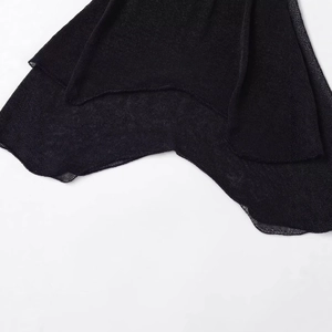 Abito in maglia metallizzata nera con orlo irregolare a balze e cuciture di precisione