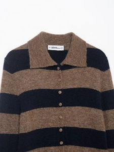 Détail du col polo en maille rayée bleu marine et marron avec boutons assortis et texture