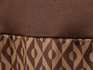 Détail macro du tricot marron et du motif géométrique sur vêtement de ski thermique