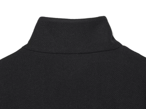 Primer plano detallado de la textura de sarga negra y el cuello de un abrigo de invierno