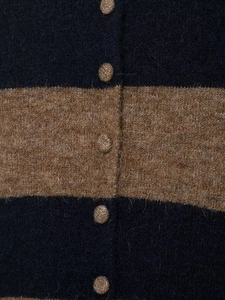 Vue macro de maille laineuse avec boutons tressés sur un cardigan rayé bleu et brun