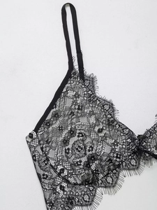 Gros plan détaillé sur la dentelle florale délicate d'une robe nuisette noire