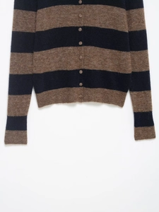Détail du cardigan rayé montrant la texture mohair douce et les boutons de fermeture