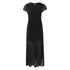 Dettaglio della vita arricciata e dello spacco alto su un abito nero slim fit da donna