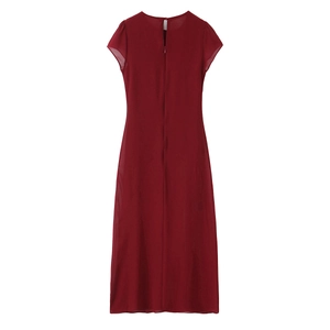 Dettaglio dell'abito in chiffon bordeaux con scollo rotondo e decorazioni a bottoni