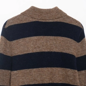 Détail arrière d'un pull en maille rayé marron et bleu avec col montant et texture douce