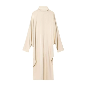 Robe élégante en satin beige à col montant avec manches chauve-souris et drapé raffiné