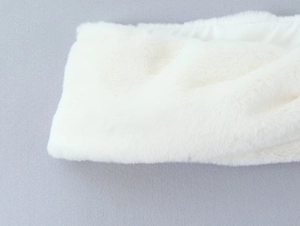 Détail d'un col en fausse fourrure blanche douce avec de longues fibres moelleuses pour femme