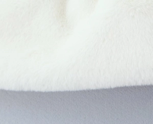 Vue détaillée du col en fausse fourrure blanche montrant la texture douce et la qualité