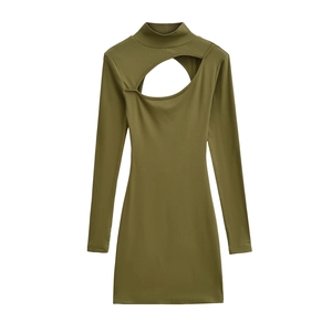 Eng anliegendes olivgrünes Minikleid mit langen Ärmeln und sexy Brust-Ausschnitt