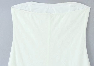 Vue macro détaillée du motif en dentelle blanche et broderie sur la robe bustier