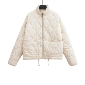 Veste matelassée oversize beige pour femme avec col montant et cordon de serrage au bas