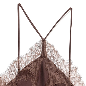Gros plan du caraco en satin marron avec dentelle délicate et fines bretelles