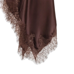 Détail macro de robe en satin marron avec bordure délicate en dentelle florale