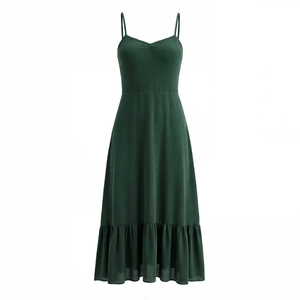 Dettaglio dell'abito midi verde scuro con spalline sottili e bordo con volant chic