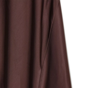 Détail du tissu satiné chocolat noir montrant une texture lisse et un beau drapé