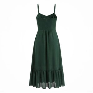 Dettaglio del retro elasticizzato dell'abito lungo verde scuro in chiffon a bretelline