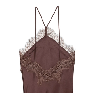 Détail d'un caraco en satin avec dentelle délicate et fines bretelles croisées
