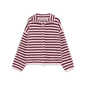 Détail du pull en maille rayé bordeaux et rose avec col à revers et zip métallique
