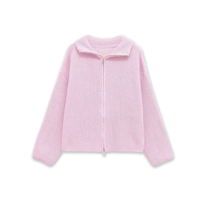 Détail du cardigan en maille rose avec double fermeture éclair et finitions côtelées