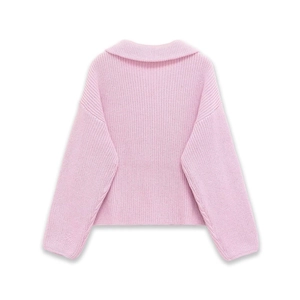 Vue détaillée du dos d'un pull en maille épaisse rose clair avec large col et coupe ample