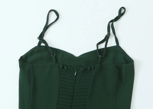 Dettaglio dell'abito verde scuro con spalline regolabili e schiena elasticizzata