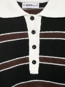 Dettaglio della trama a maglia, motivo a righe e colletto polo con quattro bottoni neri