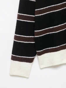 Dettaglio del maglione a maglia a righe con bordo a costine e morbida lana