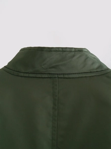 Détail du blouson aviateur vert olive avec col montant et couture centrale du dos