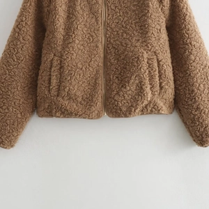 Women's autumn streetwear fashion fleece zip-up jacket in brown with cozy side pockets