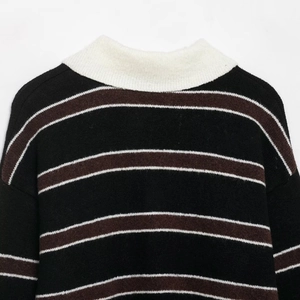 Maglione a righe classico con colletto a polo bianco e vestibilità rilassata