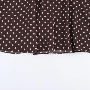 Details von dunkelbraunem Chiffonstoff mit weißen Punkten und feinem Rollsaum-Finish
