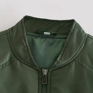 Détail du bomber vert militaire avec fermeture éclair métallique et col baseball