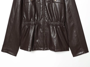 Detail der dunkelbraunen Kunstlederjacke mit elastischen Taillenfalten und Metallreißverschluss