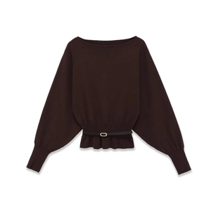 Dettaglio del top in maglia color caffè con scollo a barchetta e cintura in vita