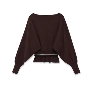 Dettaglio della maglia in maglia caffè con vita a costine e sottile cintura nera in pelle
