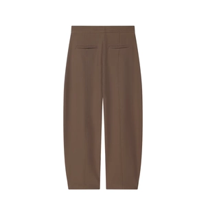 Vista posteriore di pantaloni marroni a vita alta con tasche e pieghe centrali