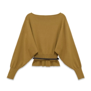 Dettaglio top in maglia giallo senape con scollo a barca e sottile cintura nera in vita