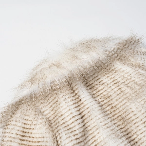 Gros plan sur la texture de fausse fourrure pelucheuse crème et brune pour femme