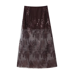 Détails de broderies à paillettes sur jupe longue en tulle à taille haute élégante