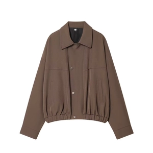Giacca oversize da donna marrone scuro con tessuto strutturato e orlo elastico fondo bianco