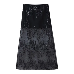Détail de la jupe noire à taille haute avec couches de tulle et paillettes brillantes