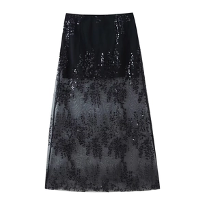 Détail d'une jupe midi noire à taille haute avec paillettes et broderies florales