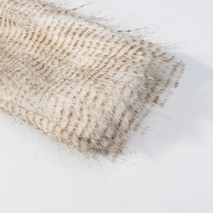 Gros plan sur la texture de fourrure synthétique douce avec motif en V marron et blanc